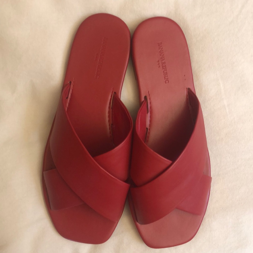 In “spicy orange” looks more like a cherry red. No tags, never worn.